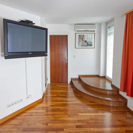 Creina فندق كراني